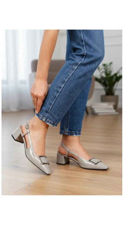Pantofi decupați eleganți din piele naturală cu cataramă decorativă