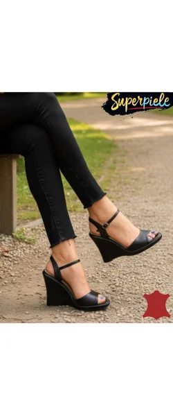 Sandale de damă din piele naturală, cu talpă cu platformă albă și închidere cu cataramă