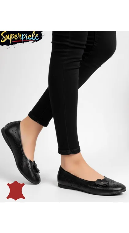 Balerine negre din piele cu model perforat și floare aplicată