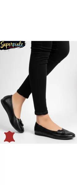 Balerine negre din piele cu model perforat și floare aplicată