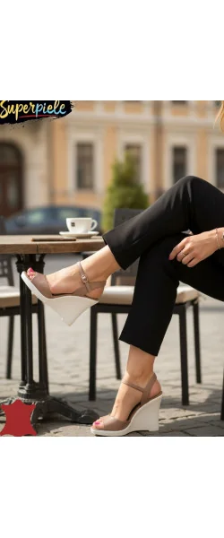 Sandale de damă din piele naturală, cu talpă cu platformă înaltă și închidere cu cataramă