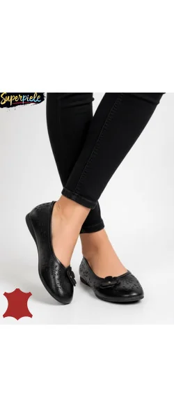 Balerine negre din piele cu model perforat și floare aplicată